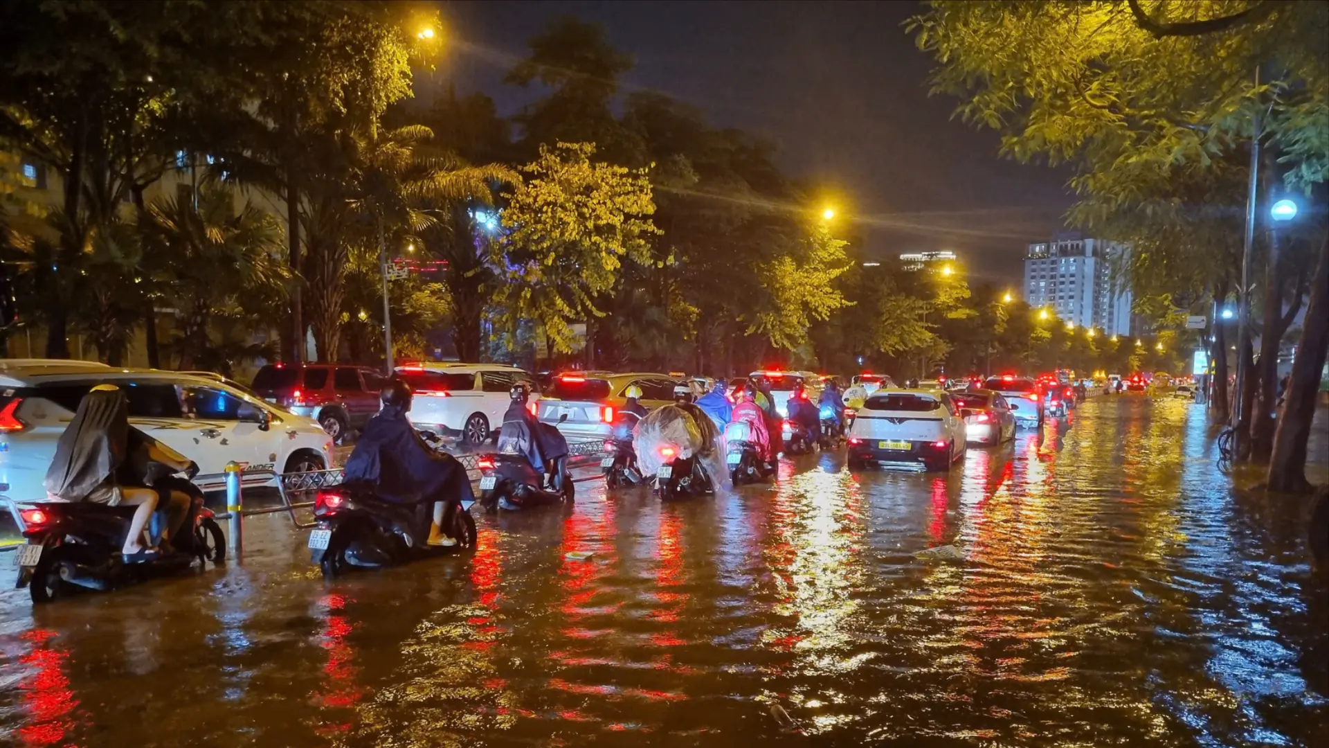 Mưa lớn trút xuống Hà Nội, nhiều tuyến đường ngập sâu
